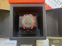 Omega x Swatch SO33O100 - Wulkaniczny Design w 70 Znaków