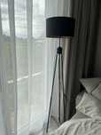 lampa stojaca na trzech nogach