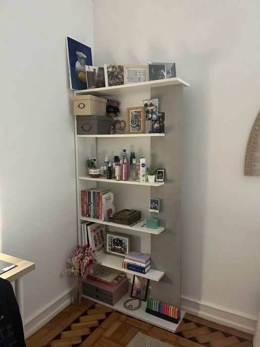 Estante branca c/ promenor cinzento