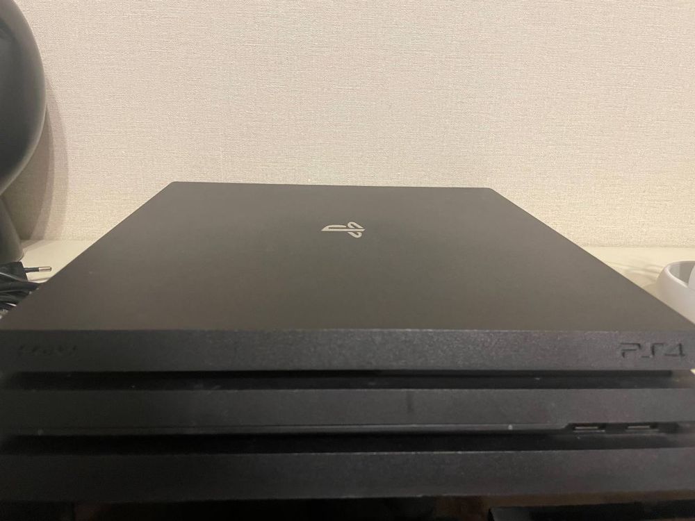 Sony Playstation 4 pro 1 tb + джостики и кабель