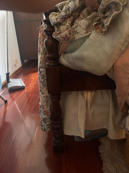 Cama casal clássica em madeira