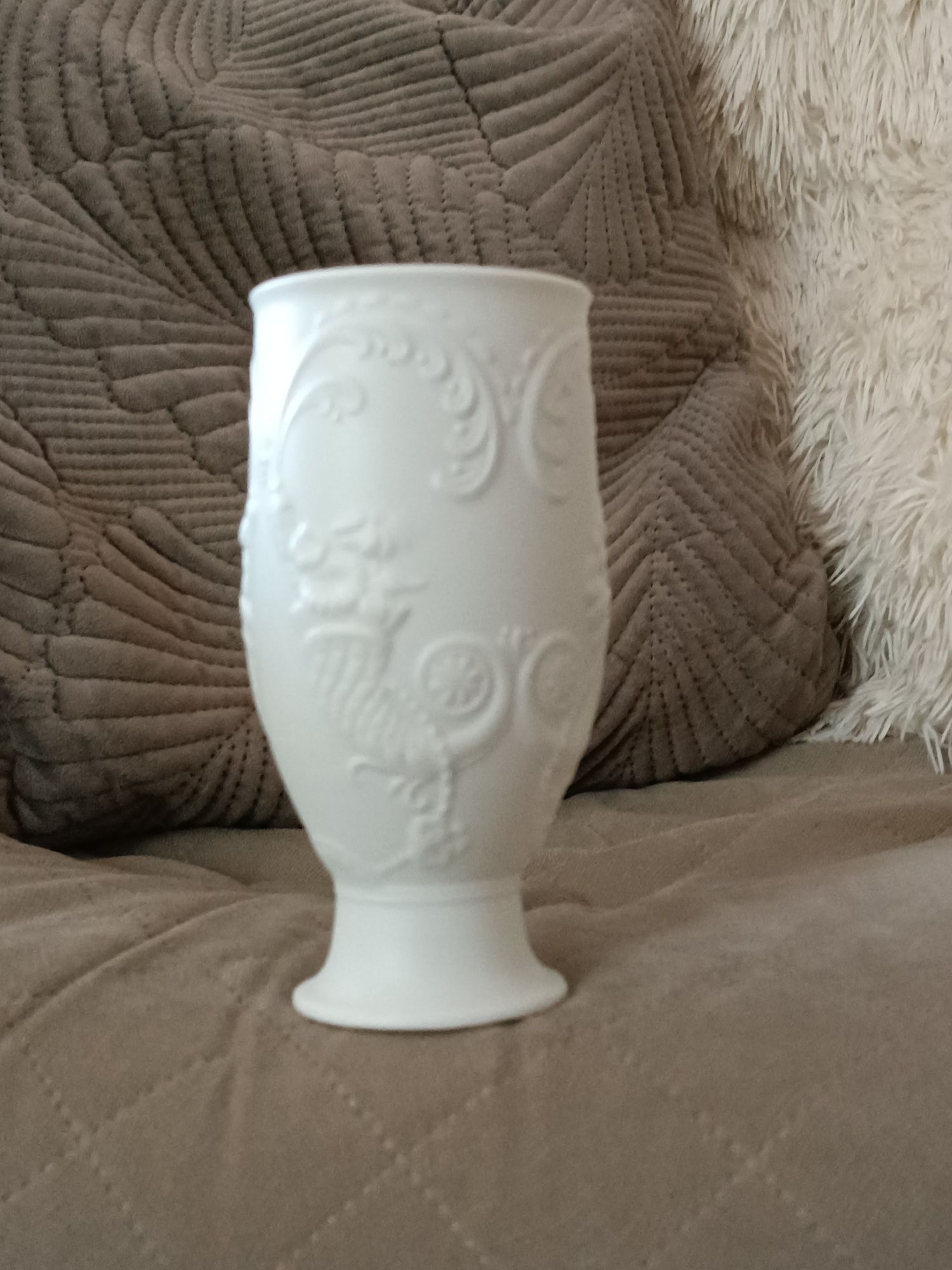 Przepiękny wazon puchar AK Kaiser biała porcelana biskwitowa