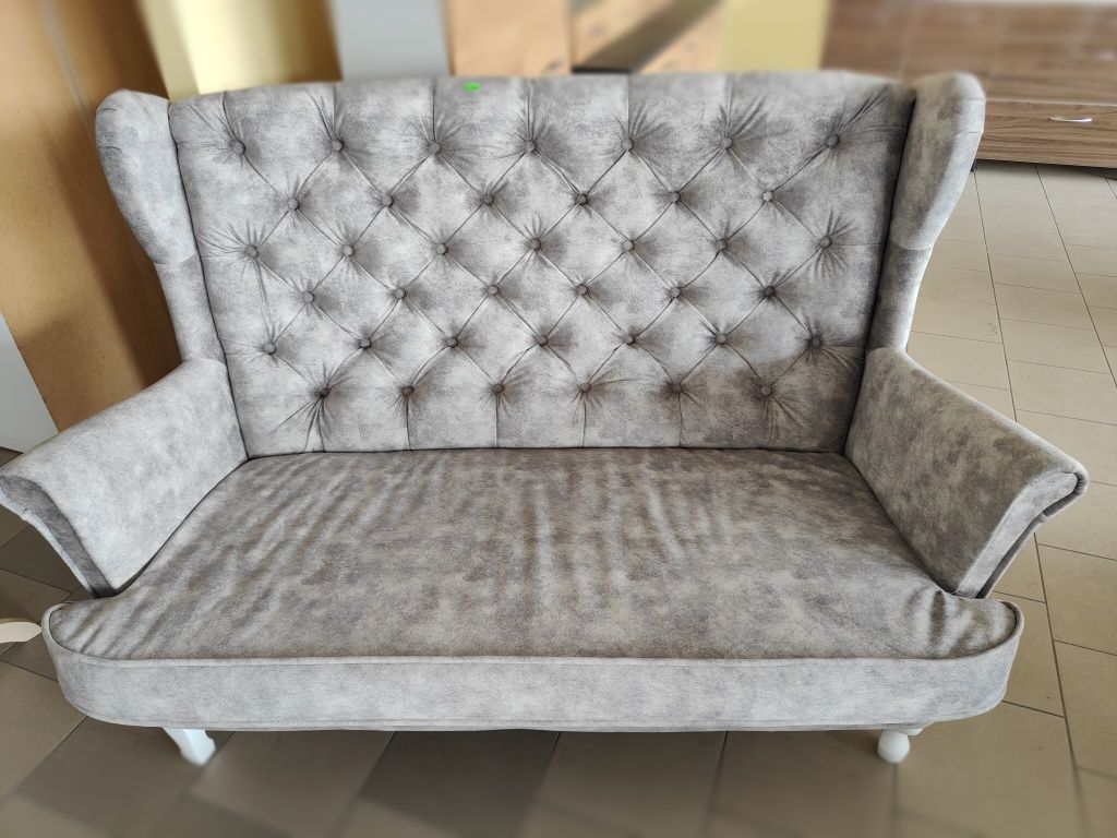 Pikowana sofa uszak