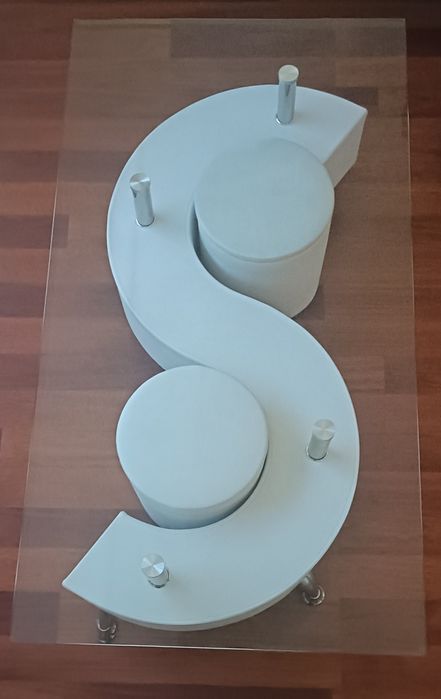 Uma Mesa e duas cadeiras