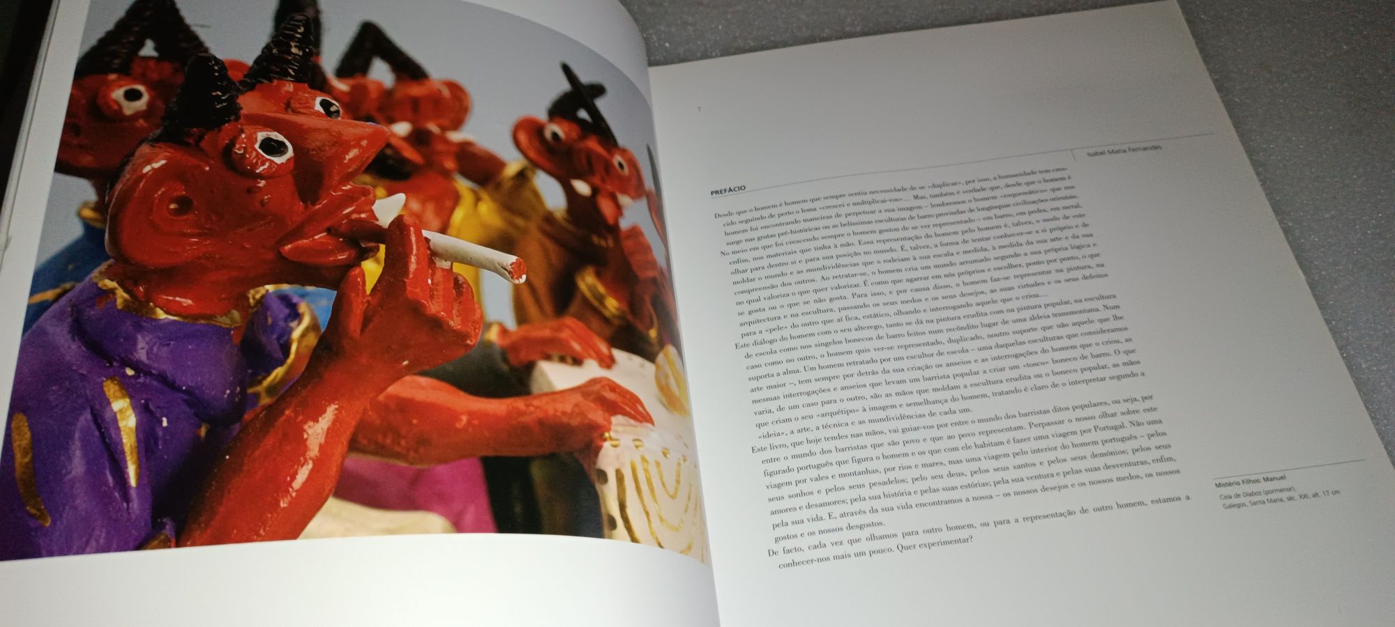 Livro Figurado português. De santos e diabos está o mundo cheio