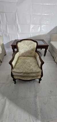 Fotel drewniany z tapicerką  wzorzyste.