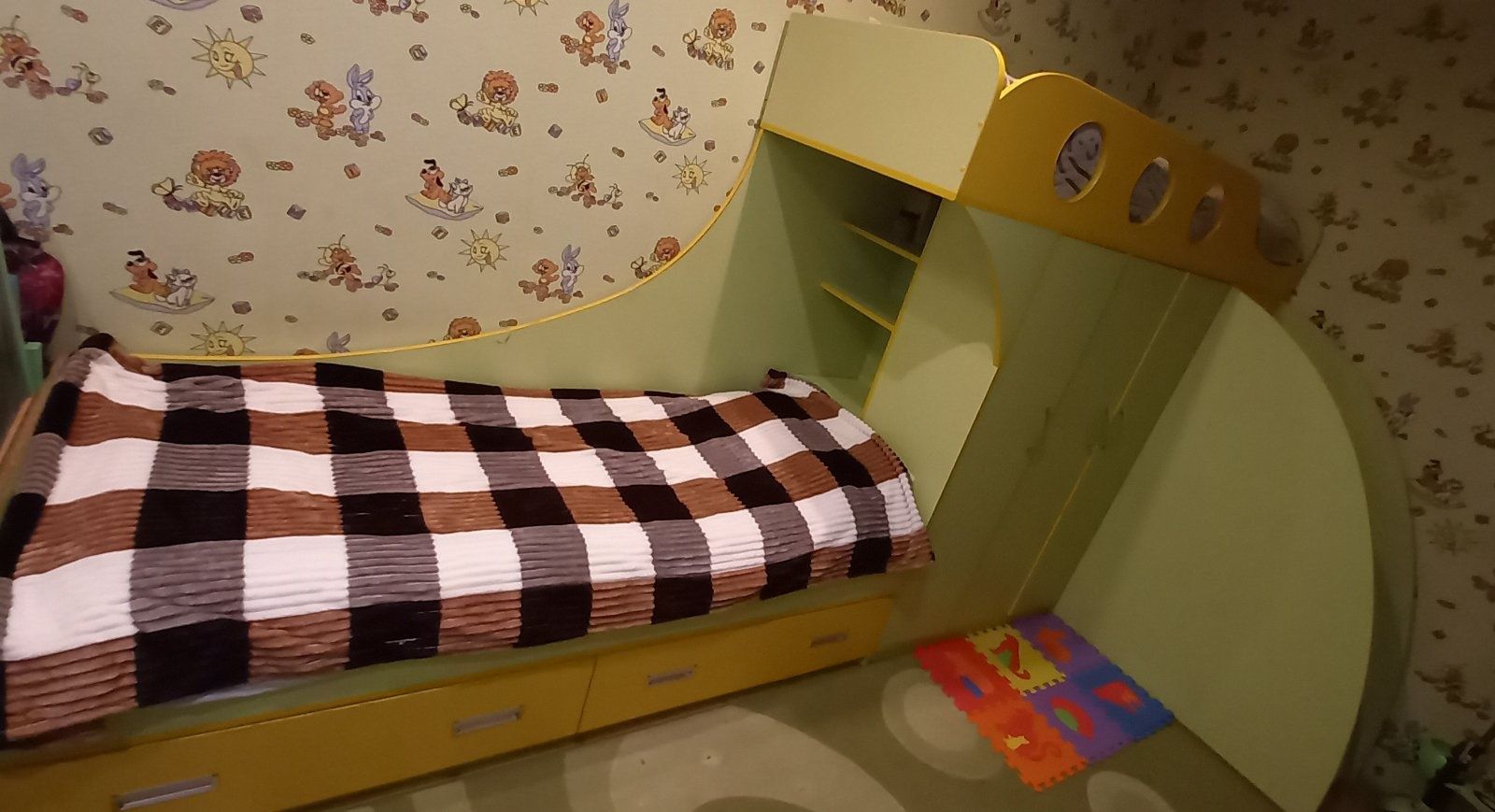 Двохярусне ліжко,шафа, двухъярусная кровать,  стіл, матраси