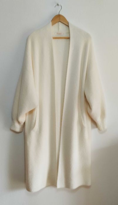 Casaco comprido branco-pérola