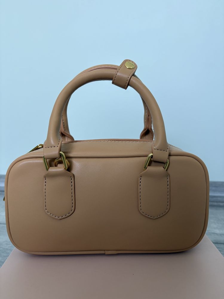 Сумка MiuMiu бежевого кольору
