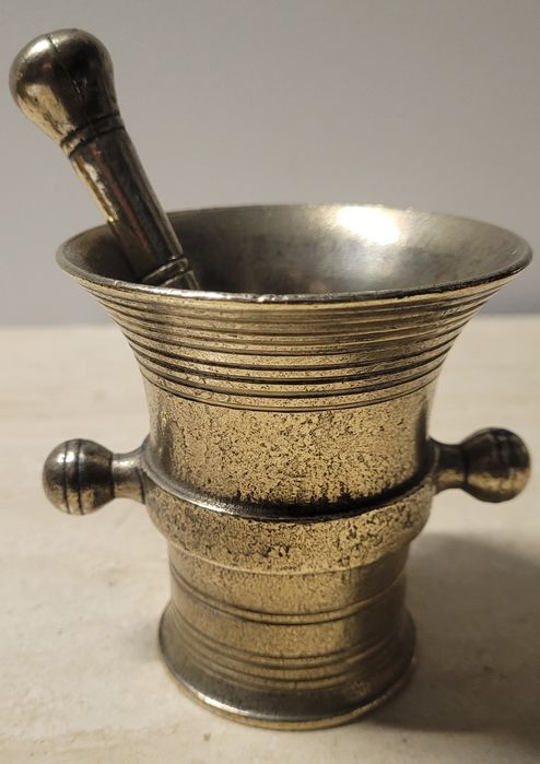 Maly mosiężny moździerz antyk