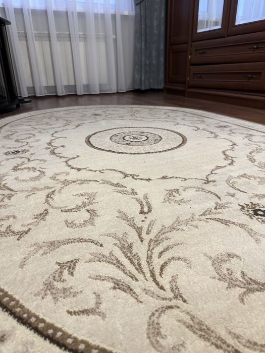 Килим молочного кольору