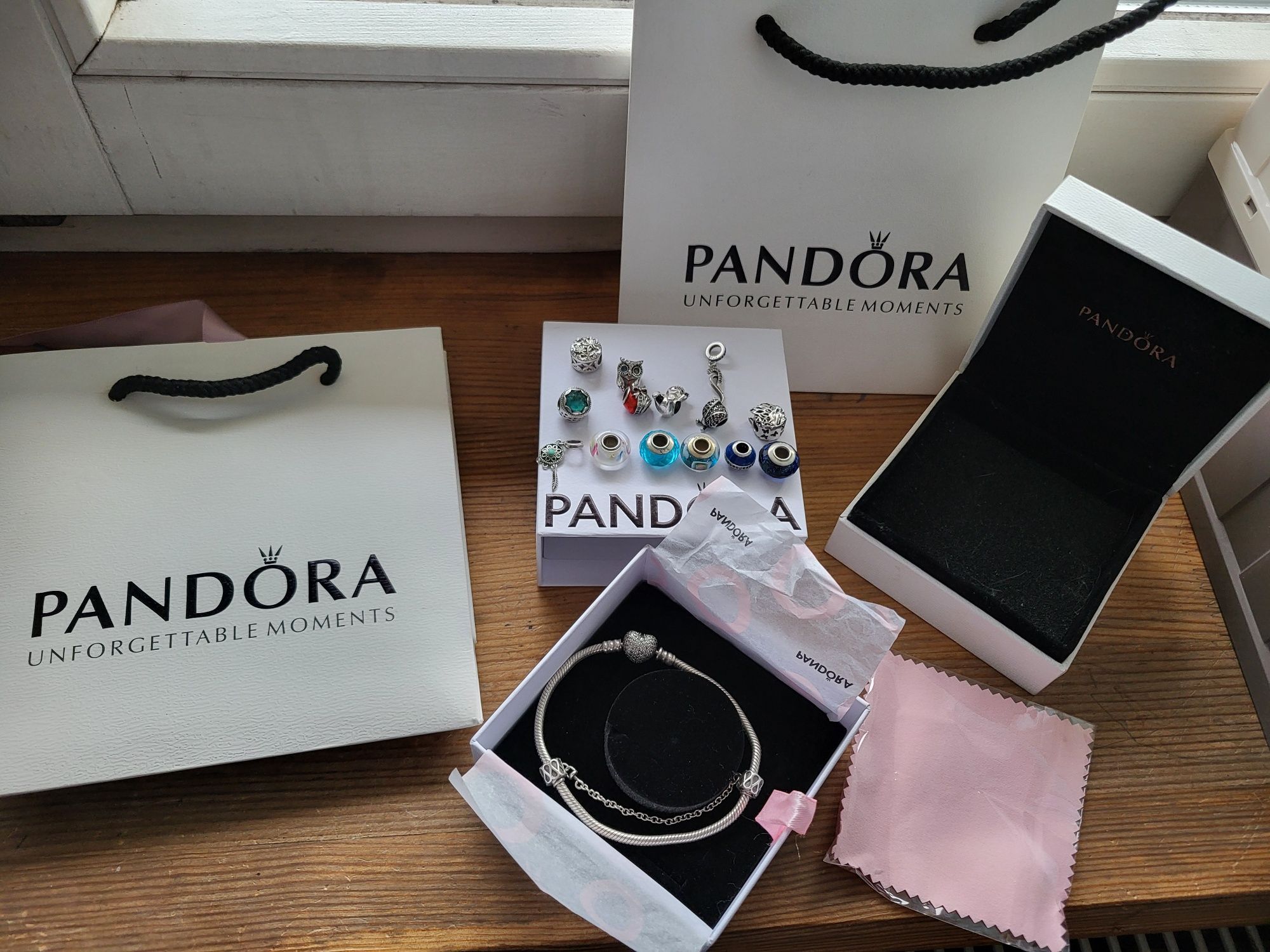 Bransoletka Pandora z sercem ,,diamencikowym,, plus srebrne charmsy