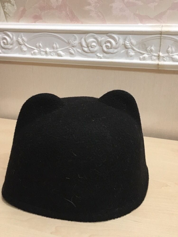 Жіноча чорна кепка з вухами