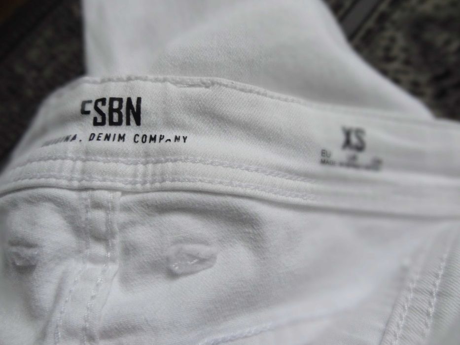 Białe szorty "z przetarciami" w idealnym stanie, Fsbn, rozm. XS