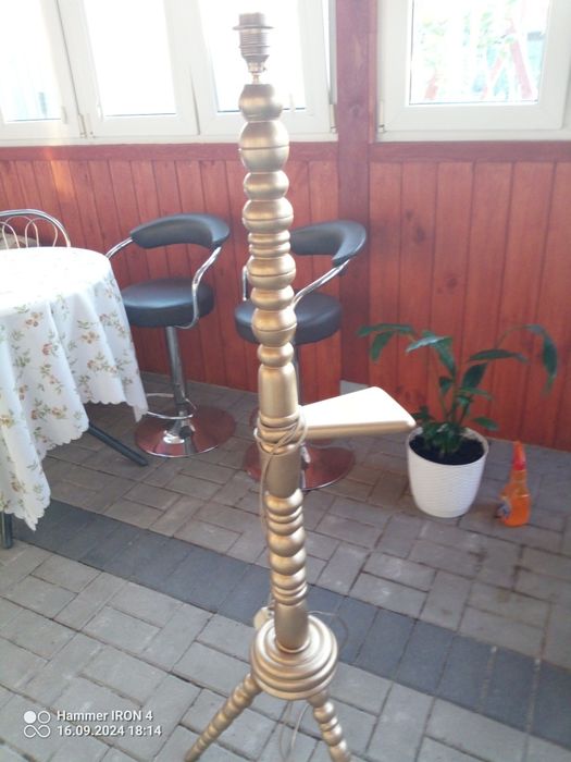 Lampa toczona z drewna bukowego