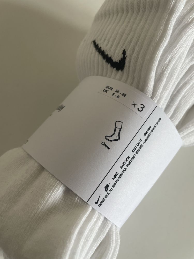 Nike Wysokie Białe Skarpety 38-42(3 par) frota na stopie