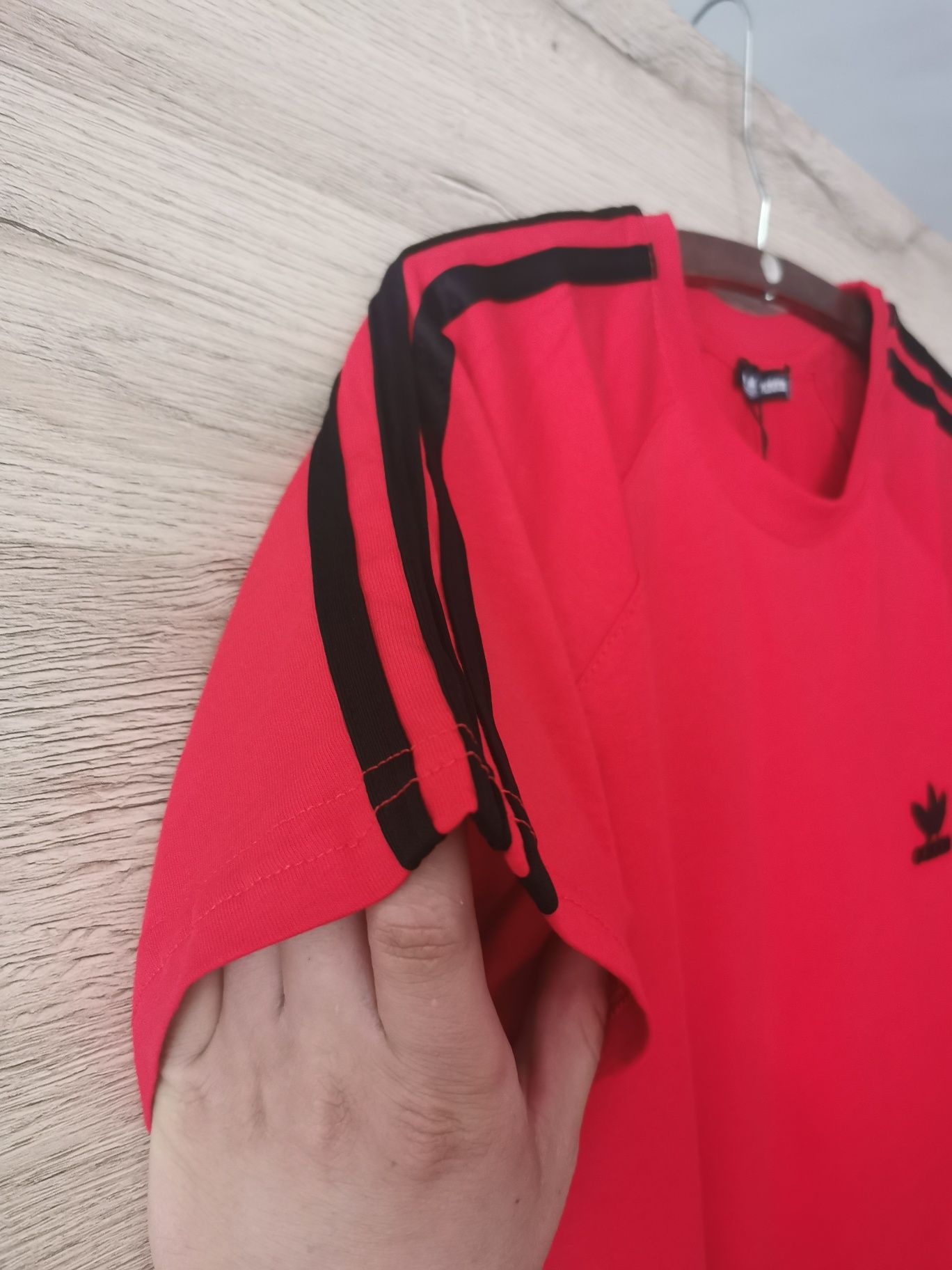 Nowa koszulka męska Adidas w kolorze czerwonym logo szyte z paskami