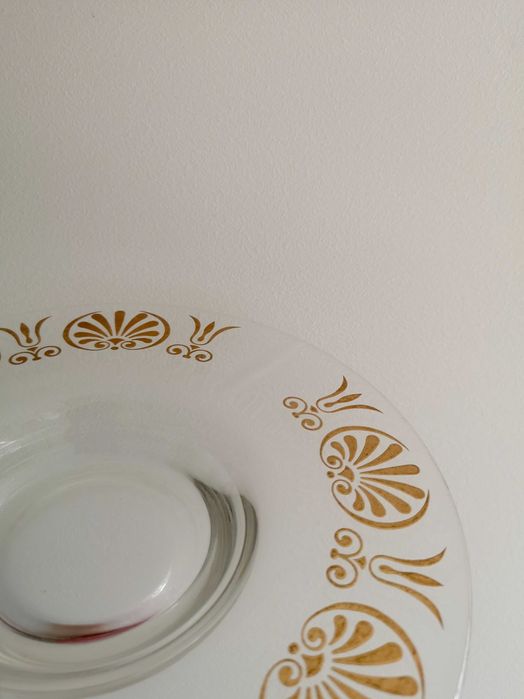 Prato de vidro vintage com motivos dourados na aba