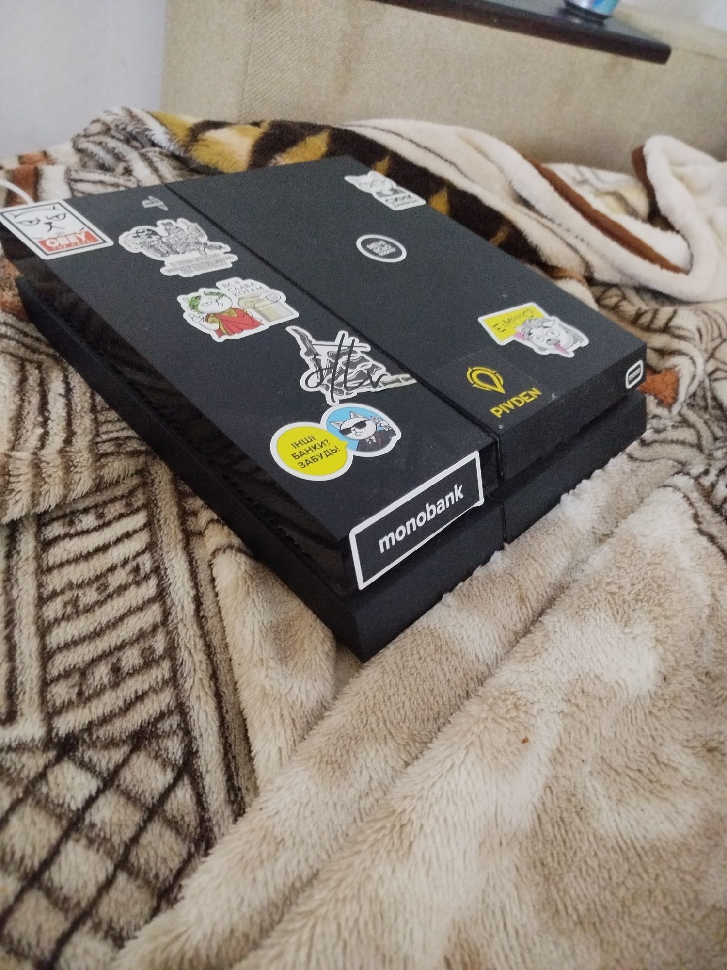 Продам PS4 + геймпад и зарядку для гейпадов