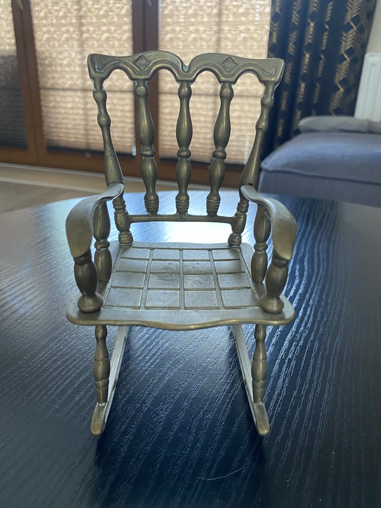 Krzeslo bujane z mosiadzu - figurka antyczna