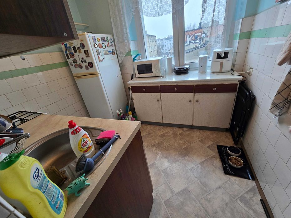 Blisko Manufaktury, mieszkanie 2 pokojowe w bloku z oddzielną kuchnią.