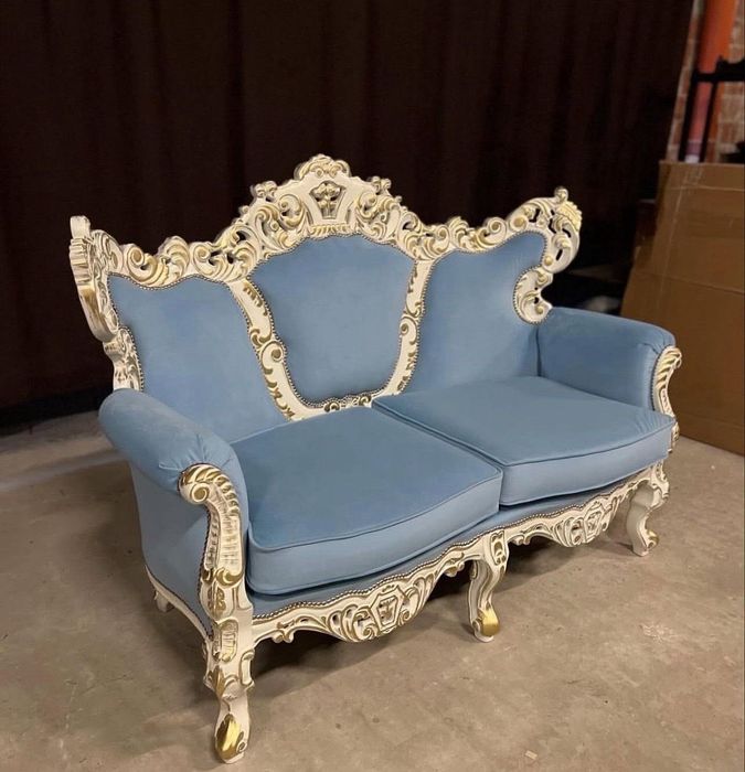 Деревʼяний диванчик в стилі Dior Maison