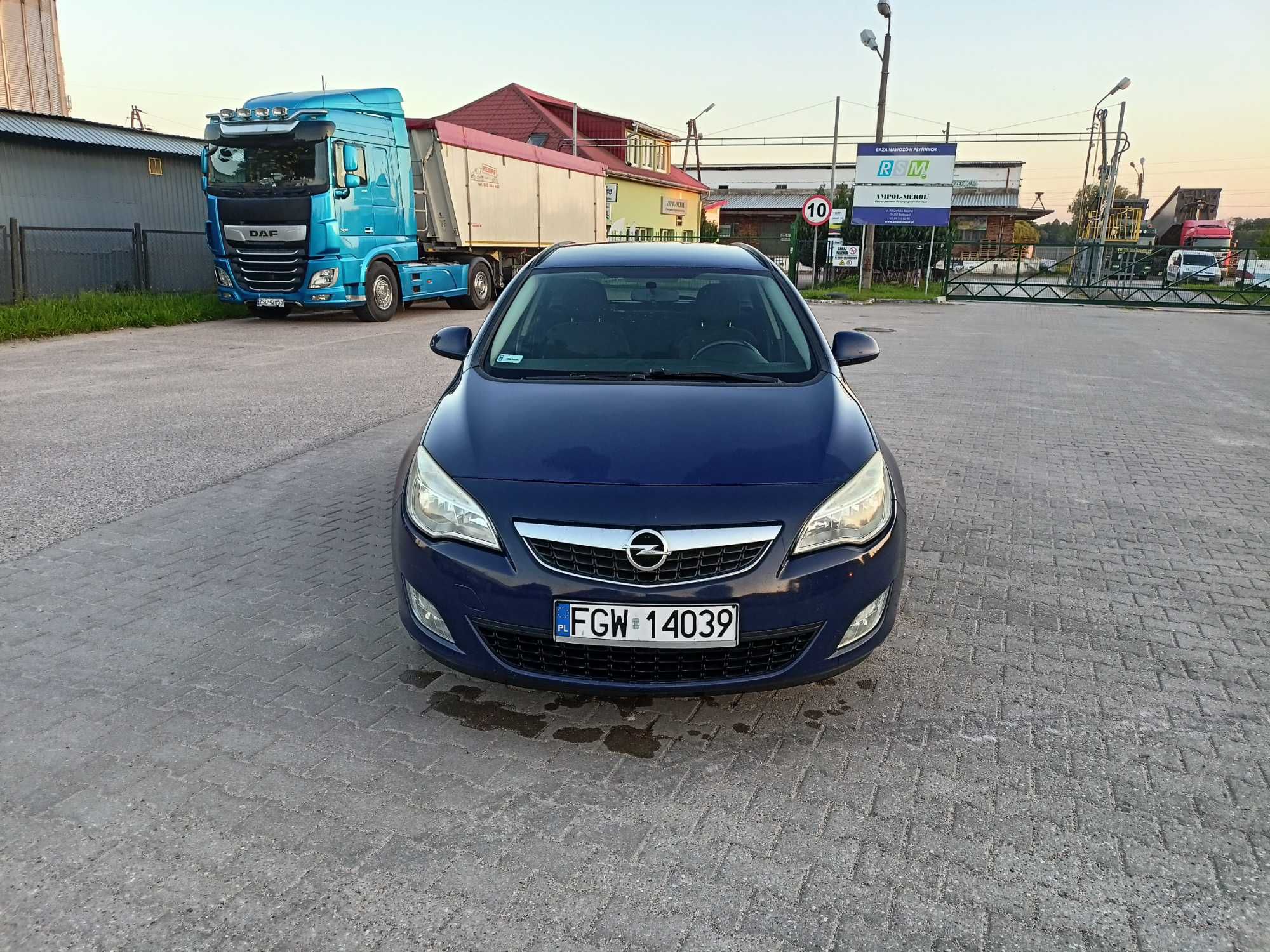 Opel Astra J Sports Tourer 1.7 CDTI z 2011 roku 110 km.
