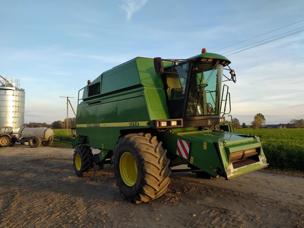 Kombajn John Deere 2256