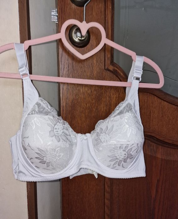 Бюстгальтер 44D розміру