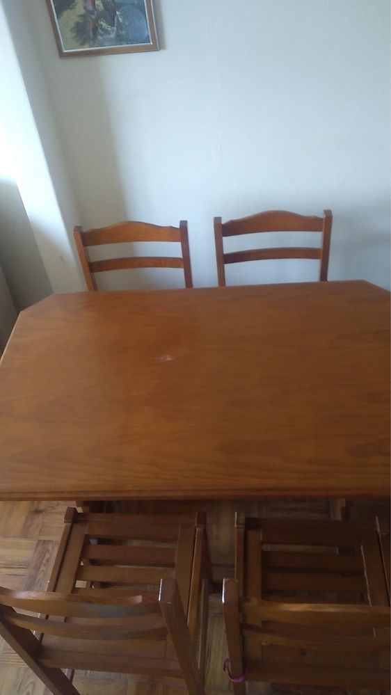 Mesa com 4 cadeiras de madeira