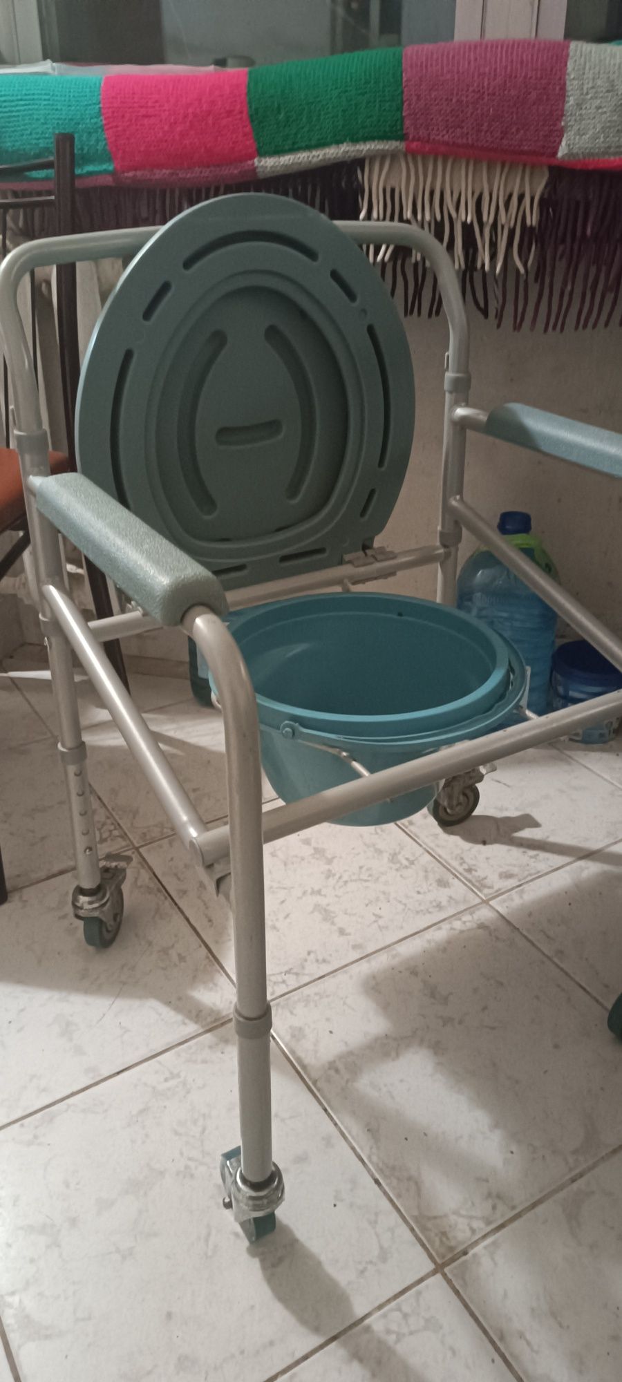 Крісло-туалет на колесах