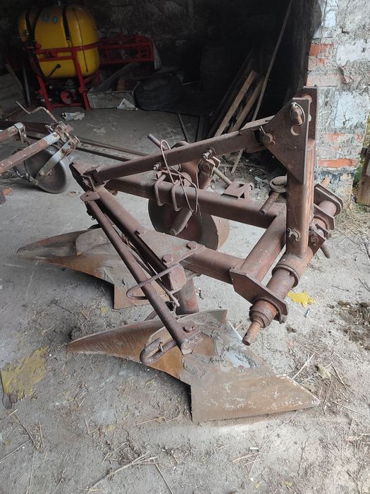 Pług rolniczy dwuskibowy