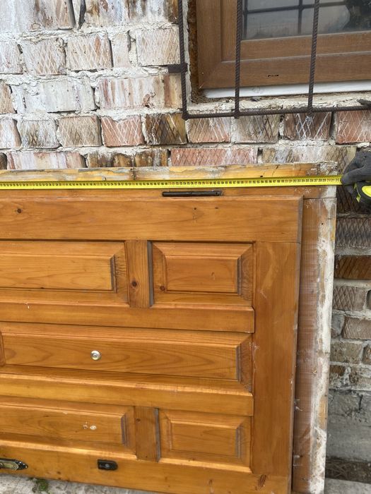 Вхідні деревяні двері з рамою