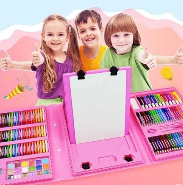 Чемодан с фломастерами, карандашами и акварельными красками