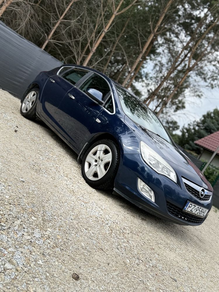 Opel Astra J,hatchback 2011r, 1.7 CDTI, 110km, klima 5 drzwi CARFAX