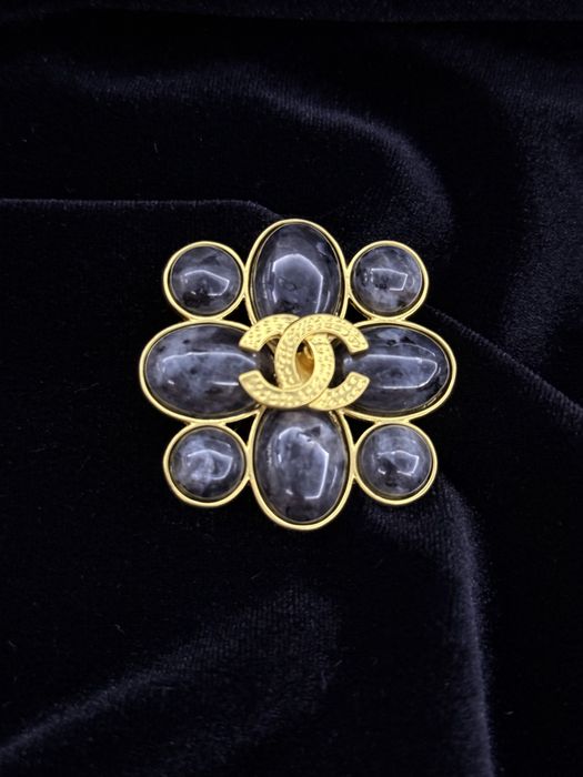 Вінтажна брошка Chanel у вигляді квітки