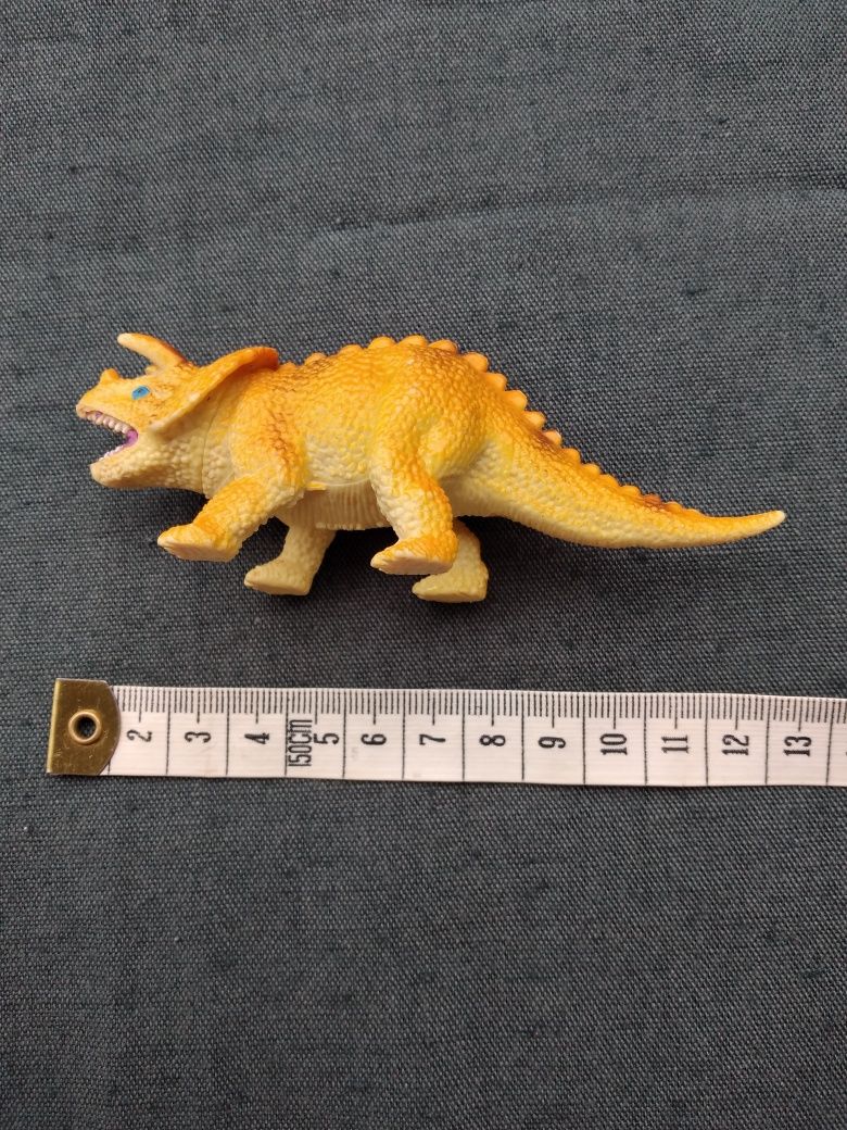 3 figurki dinozaury