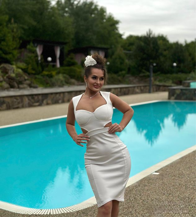 Ніжна біла сукня