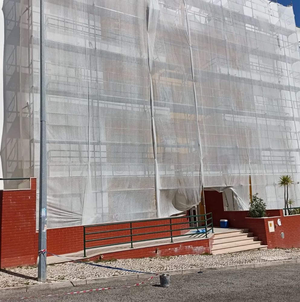Pintura de edificios em andaime ou rapel e impermeabilização