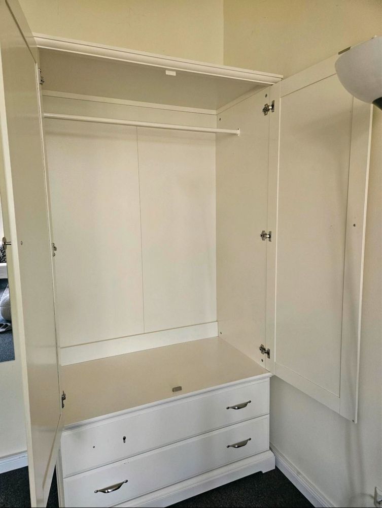 Fajna biała szafa Ikea Hennes szuflady dowóz wysyłka