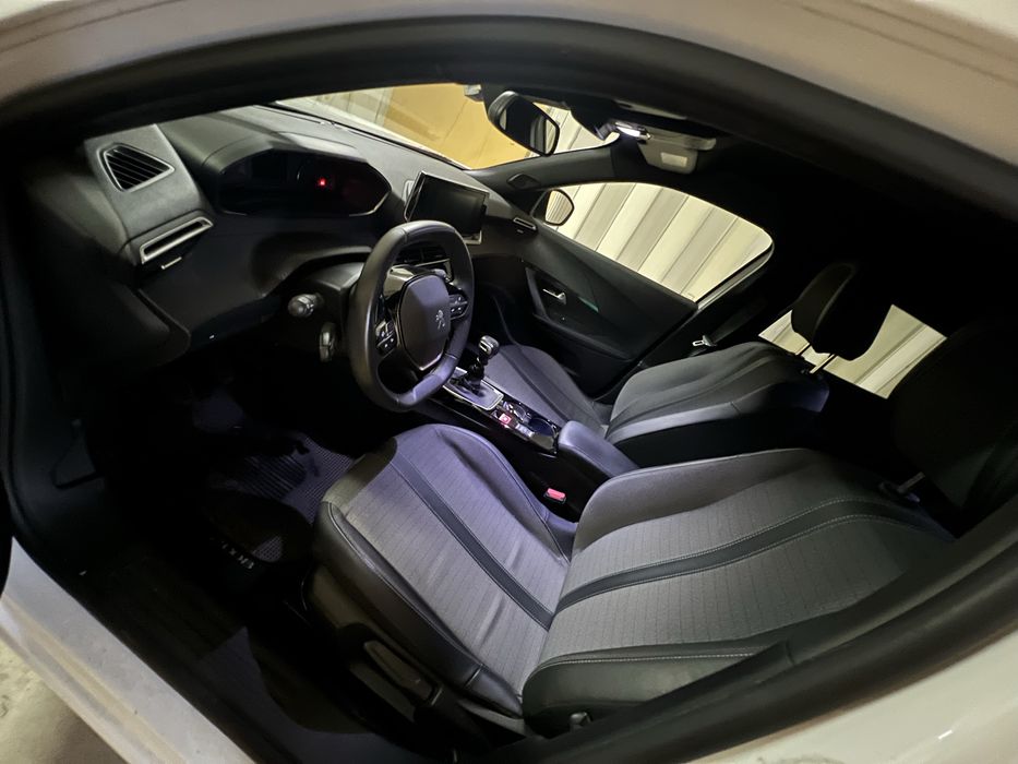 Peugeut 2008 / 1.2 puretech Allure /38.500 km / 2022