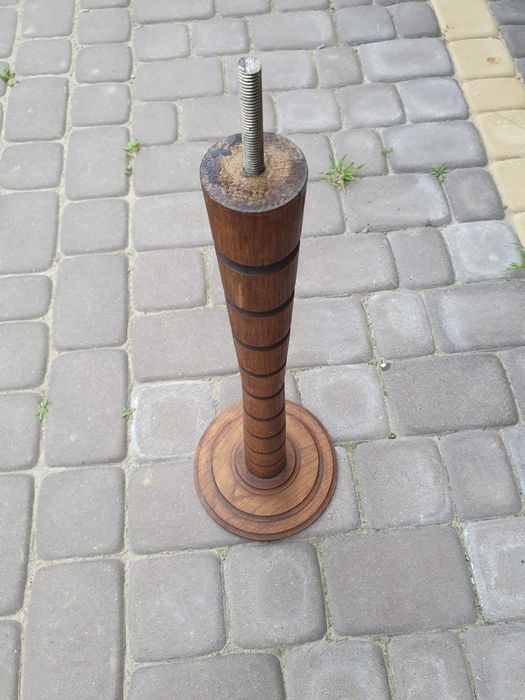 Stary drewniany stojak od lampy