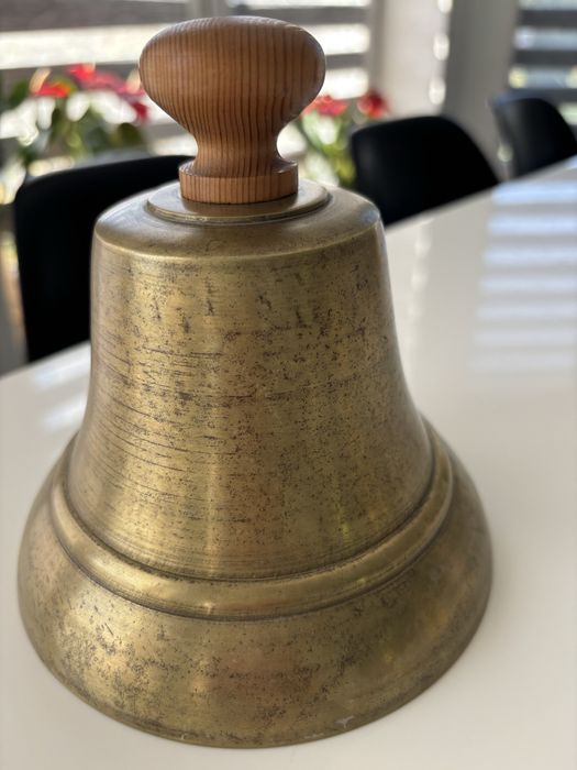 Duży, ciężki mosiezny dzwon.