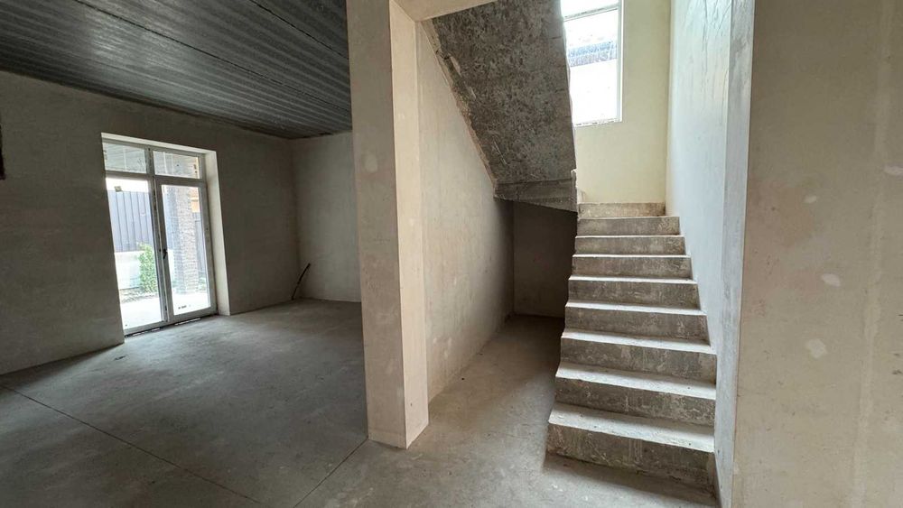 Великий будинок з терасою, ділянкою. єОселя, постанова, сертифікат