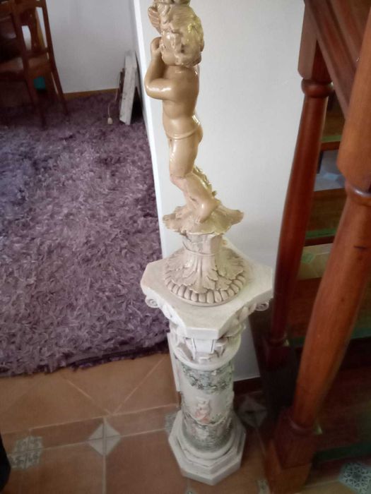 Estátua e pedestal decorativos