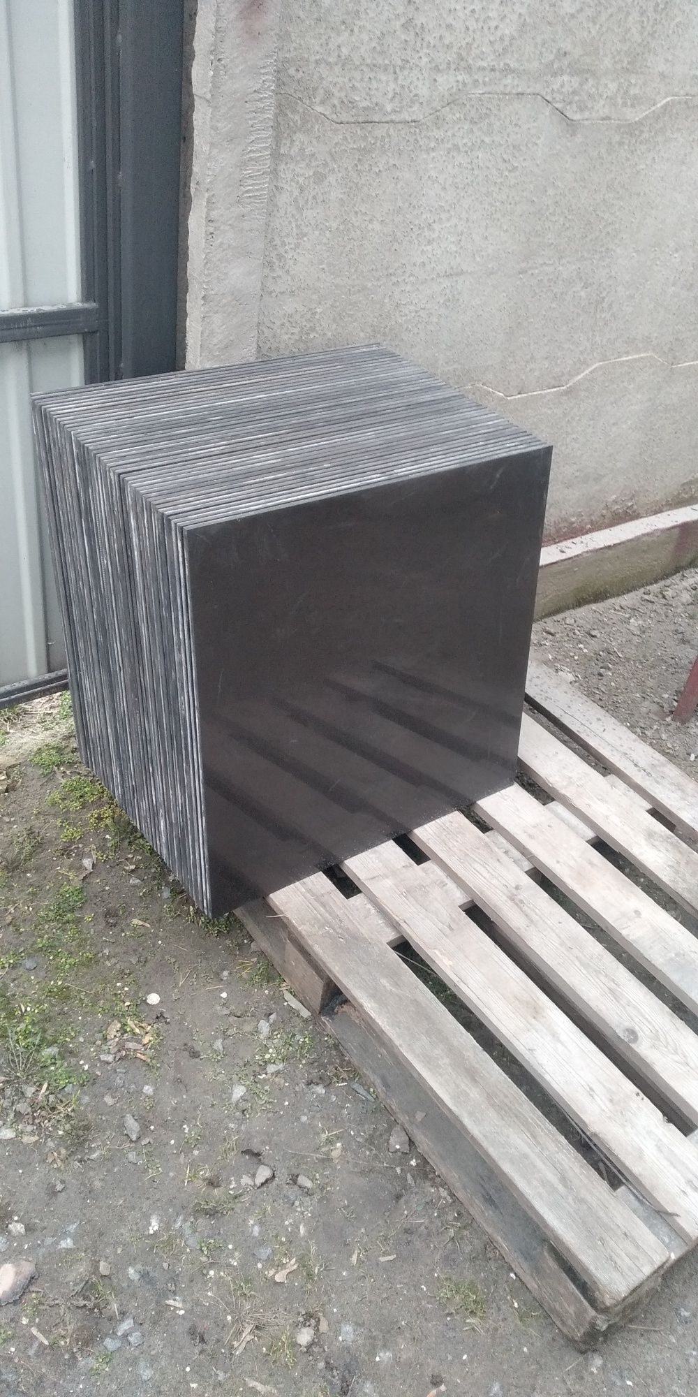 Продам черную глянцевую напольную плитку 600×600