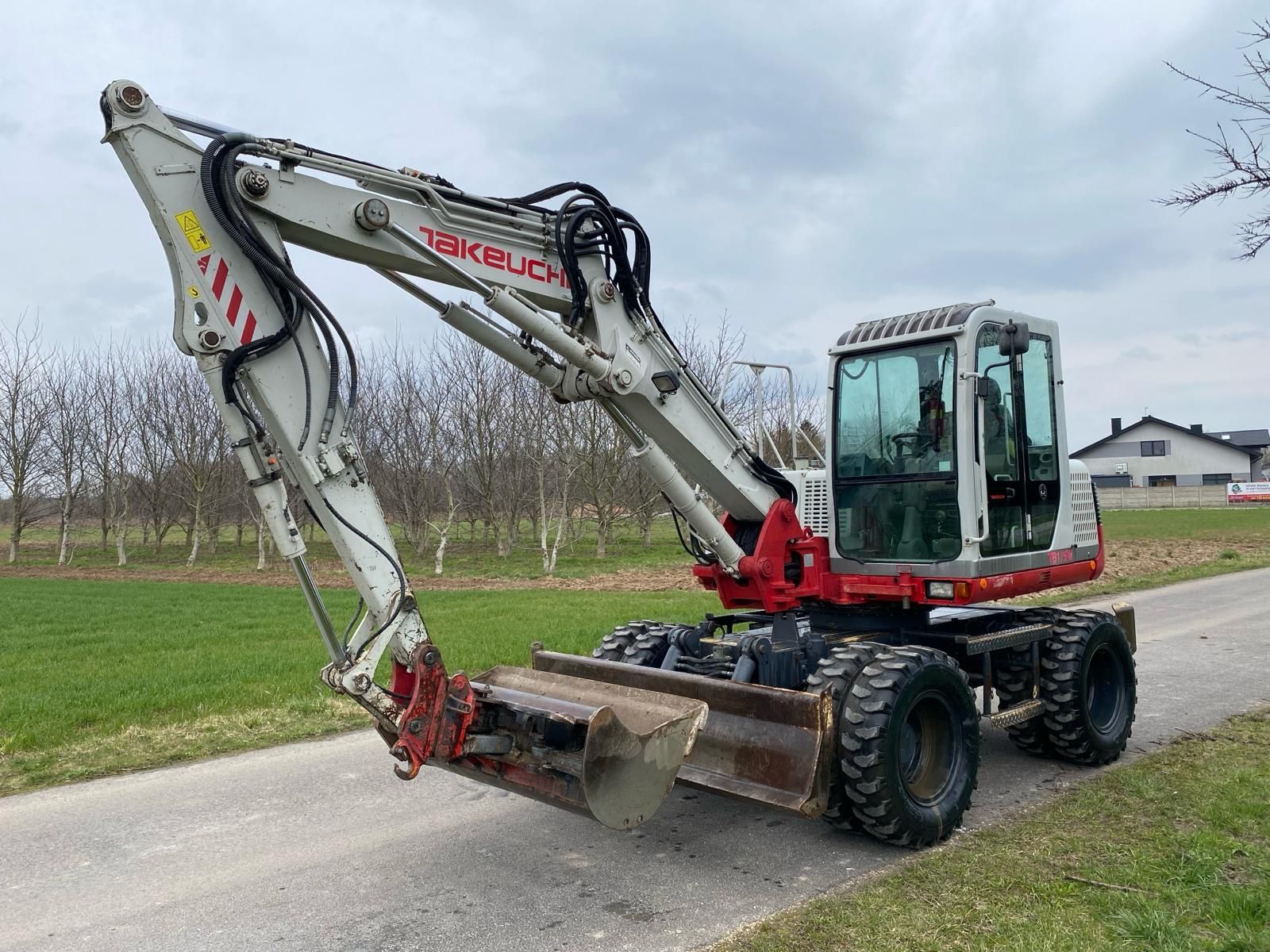 Koparka kołowa Takeuchi TB175 w rok 2011