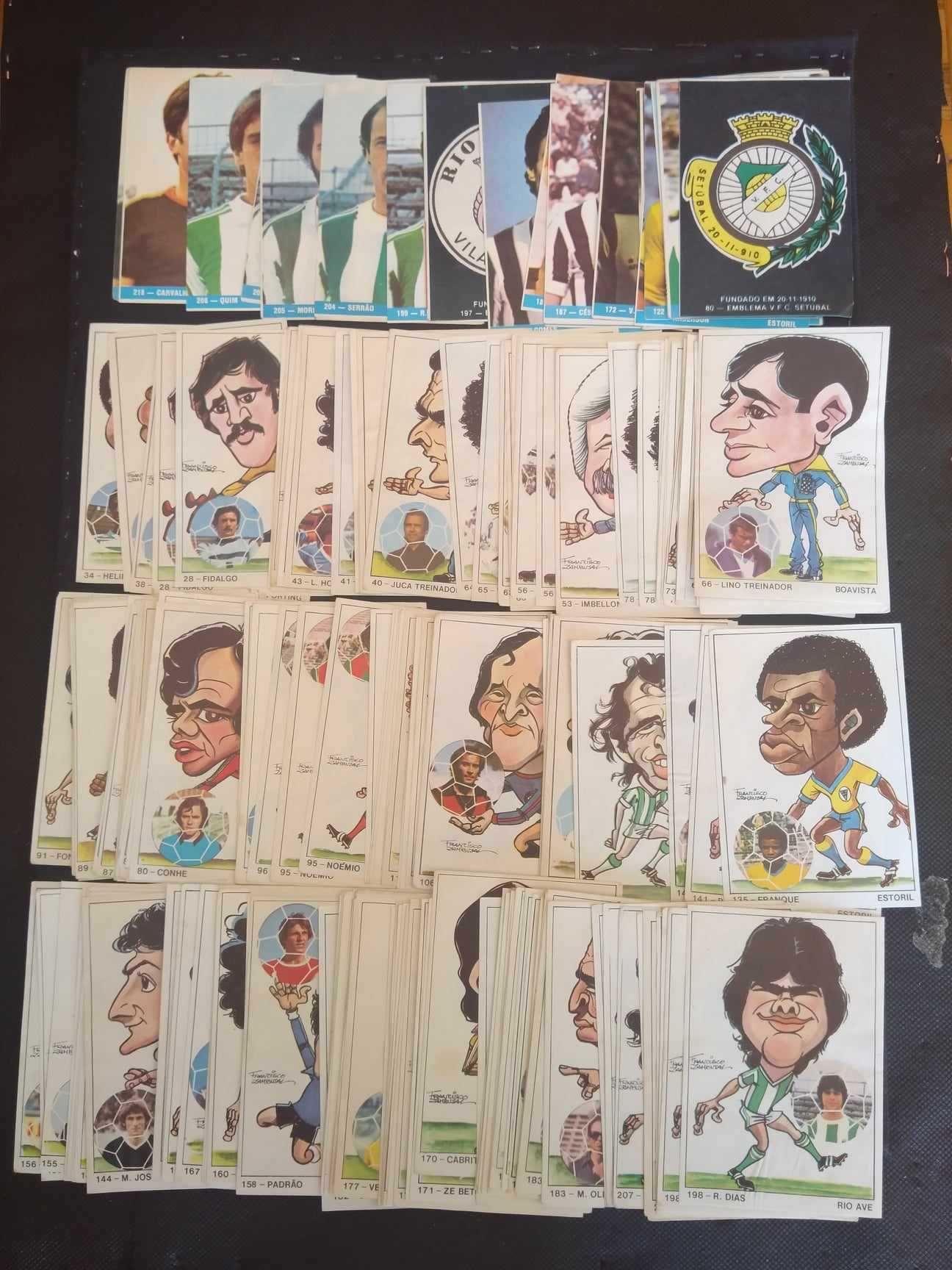 Cromos de futebol de várias coleções.