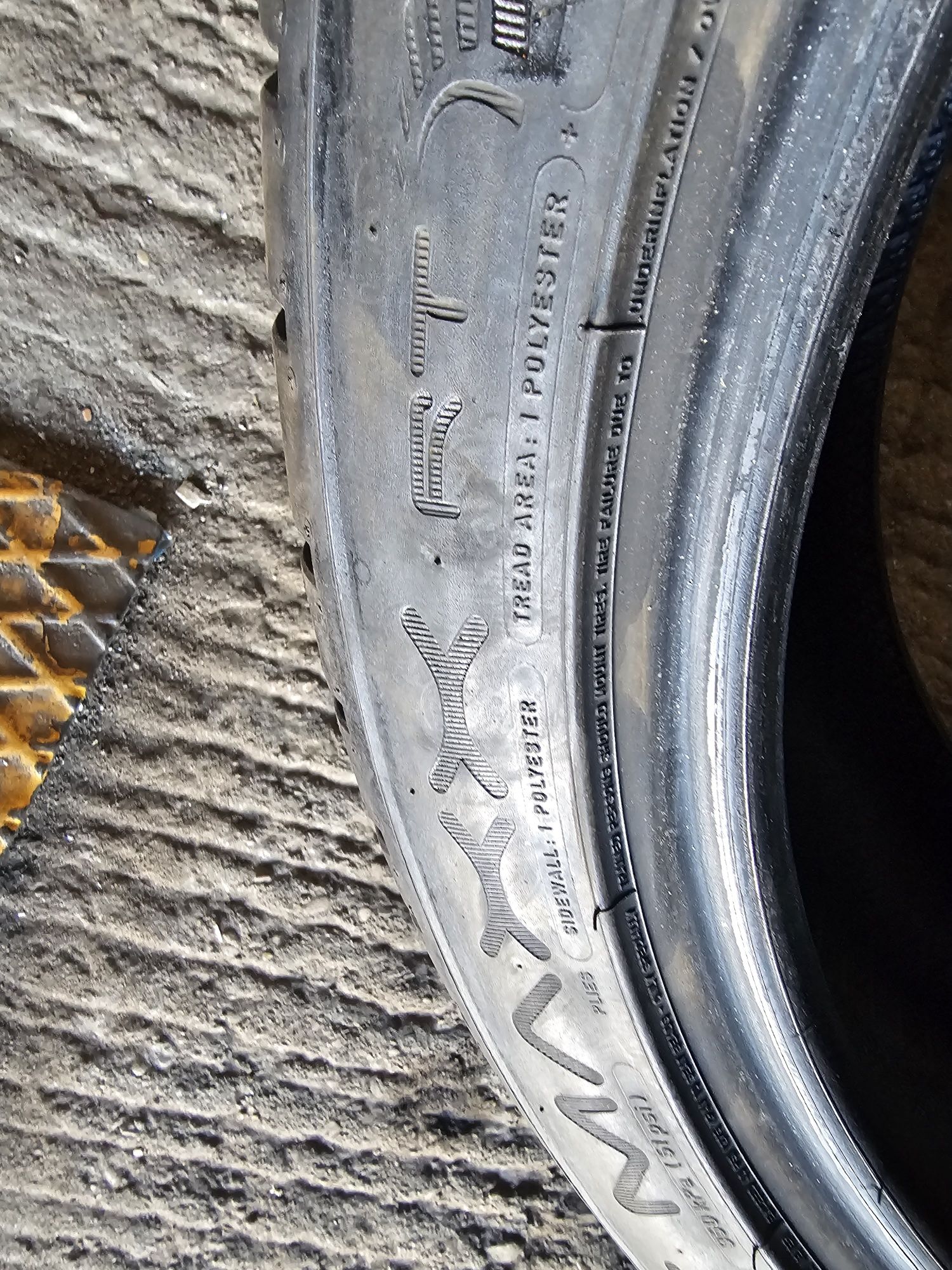 Opona 1szt Dunlop R17 225/45-8mm-20rok
