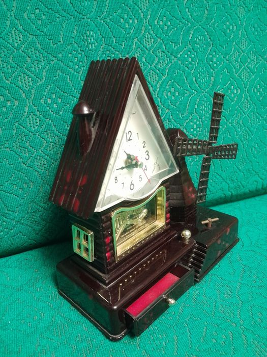 Часы настольные в рабочем состоянии